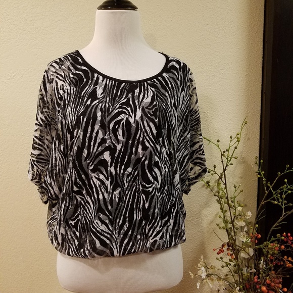 Tops - 🛍Zebra Print Crop Top Size Medium